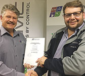 Johan Maritz (left) thanks Lourens du Plessis after the presentation.